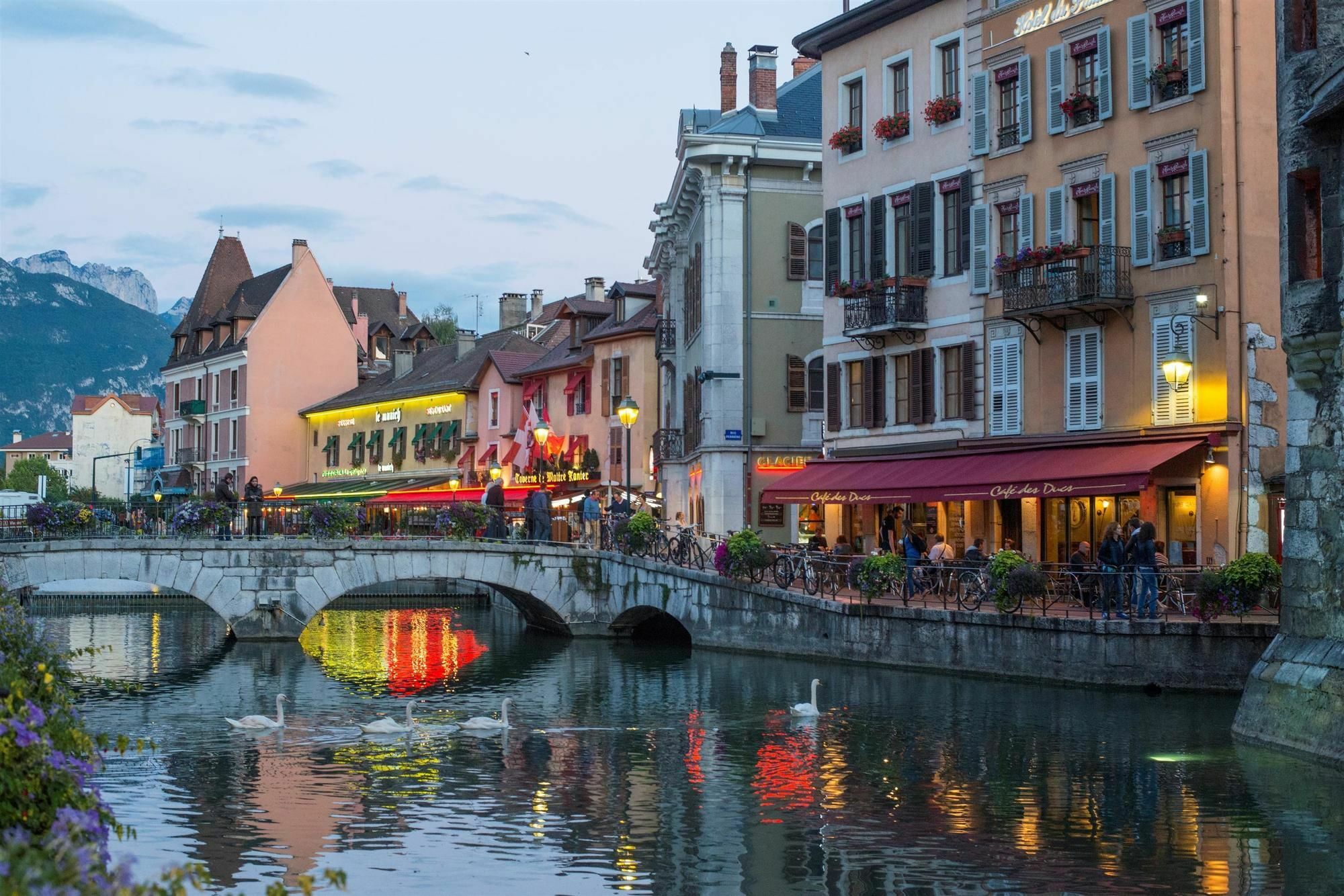Campanile Annecy - Cran Gevrier Hotell Eksteriør bilde